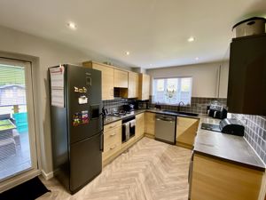 Modern Dining Kitchen- click for photo gallery